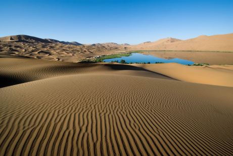 www.humanandnatural.com/data/media/178/badan_jaran_desert_oasis_china.jpg